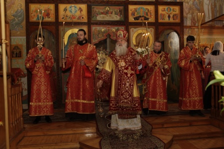 Игуменье Екатерине митрополит Викентий вручил награду – право ношения креста с украшением