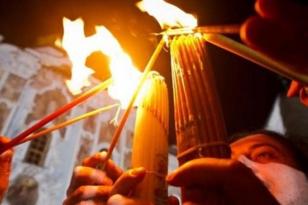 Благодатный огонь сошел в храме Воскресения Христова в Иерусалиме