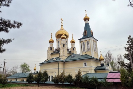 Митрополит Викентий совершил заупокойную службу в храме в Уртасарае