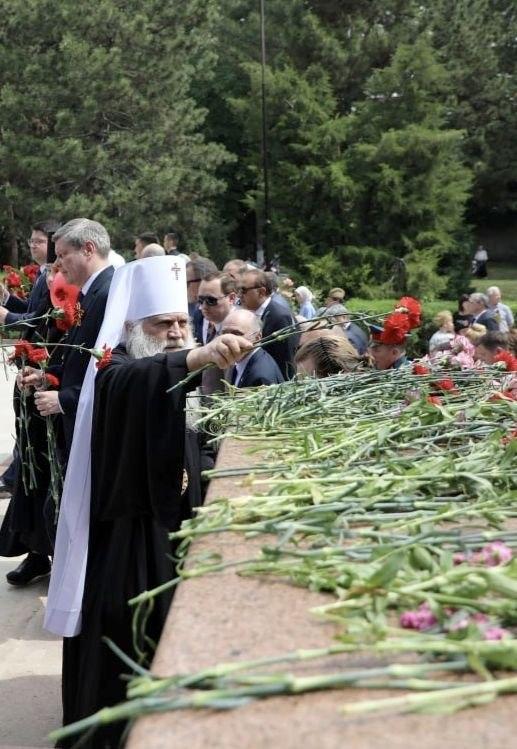 Митрополит Викентий возложил цветы на территории мемориального комплекса «Братские могилы»