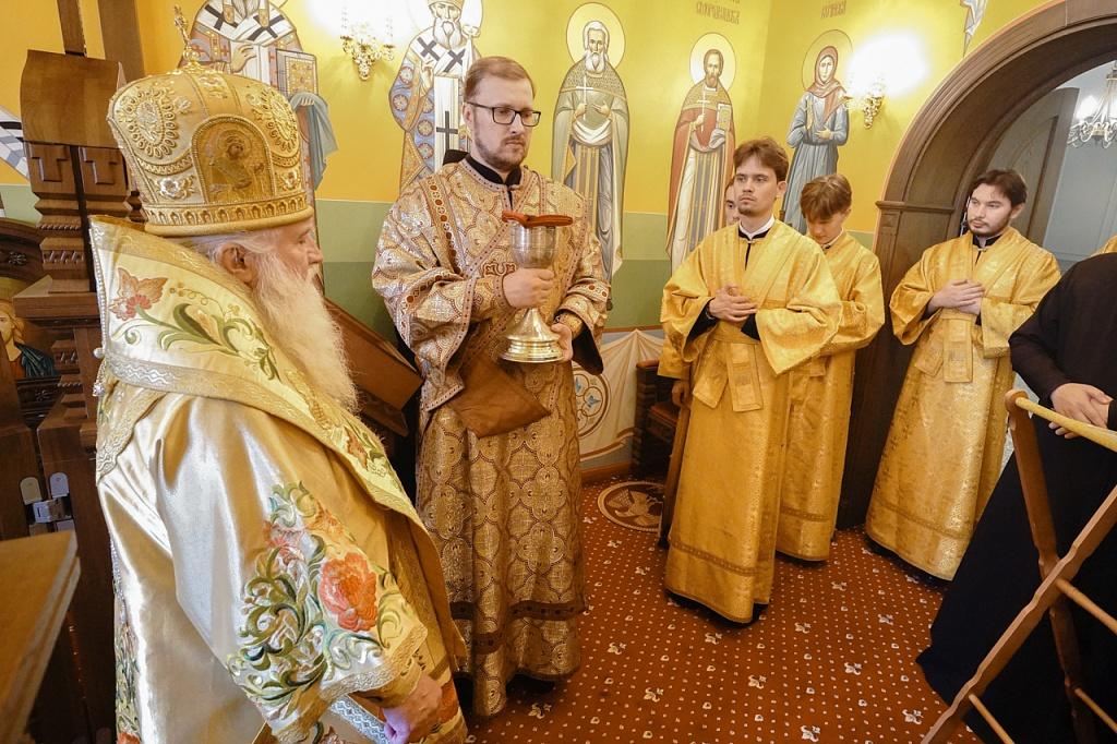 Митрополит Викентий и митрополит Алексий совершили Литургию в крестовом храме
