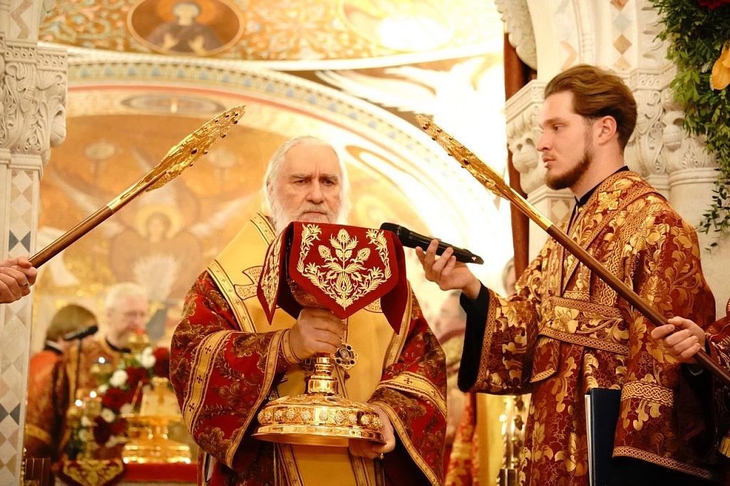 Сонм архипастырей совершил Божественную литургию в праздник Собора святых Челябинской митрополии